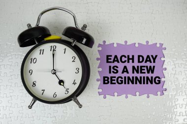 Her Gün, mor zemin üzerinde alarm saati olan yeni bir başlangıç metni