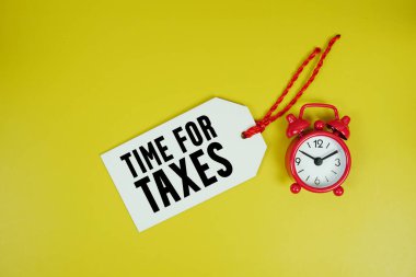 Alarm saati tanıtım alışveriş konseptiyle birlikte Vergi etiketi zamanı