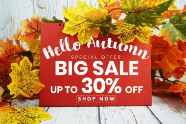 Merhaba Sonbahar Büyük Satış% 30 metin ve ahşap arka planda akçaağaç yaprağı süslenmiş