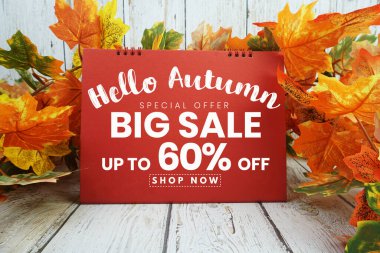 Merhaba Sonbahar Büyük İndirim% 60 metin ve ahşap arka planda akçaağaç yaprağı süslenmiş