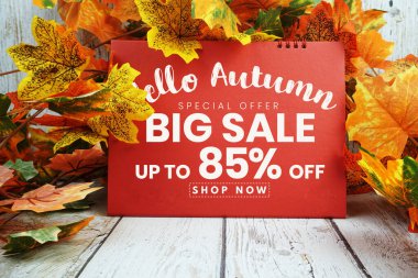 Merhaba Sonbahar Büyük Satış% 85 metin ve ahşap arka planda akçaağaç yaprağı süslenmiş