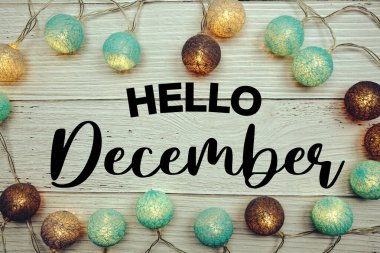 Merhaba Aralık metni LED pamuk topları ahşap arka planda süslenmiş