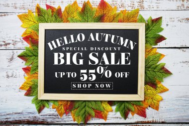 Merhaba Sonbahar Büyük Satış% 55 ahşap arka planda akçaağaç yaprağı süslemeli