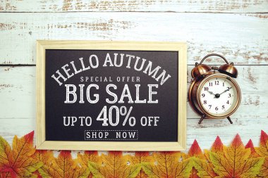 Merhaba Sonbahar Büyük Satış% 40 ahşap arka planda akçaağaç yaprağı süslemeli