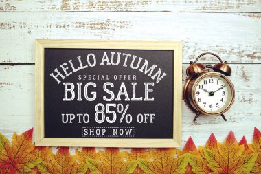 Merhaba Sonbahar Büyük Satış% 85 ahşap arka planda akçaağaç yaprağı süslemeli