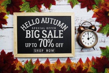 Merhaba Sonbahar Büyük Satış% 70 ahşap arka planda akçaağaç yaprağı süslemeli