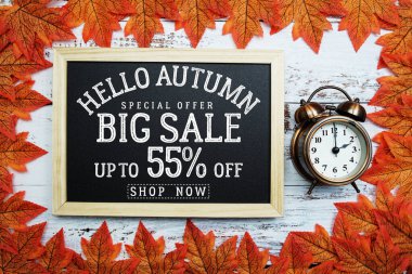 Merhaba Sonbahar Büyük Satış% 55 ahşap arka planda akçaağaç yaprağı süslemeli