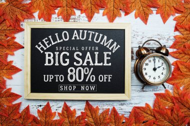 Merhaba Sonbahar Büyük İndirim% 80 Ahşap arka planda akçaağaç yaprağı süslemeli