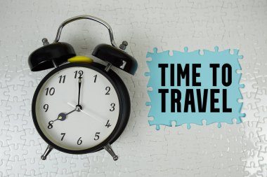 Mavi arkaplanda alarm saatiyle metni dolaşma zamanı