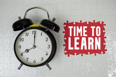 Kırmızı arkaplanda alarm saati ile metin öğrenme zamanı