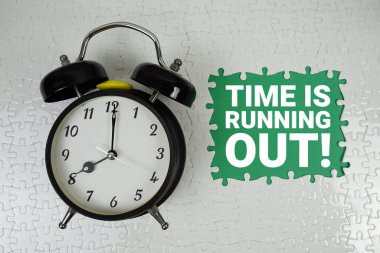 Zaman tükeniyor! Yeşil arkaplanda alarm saati olan metin