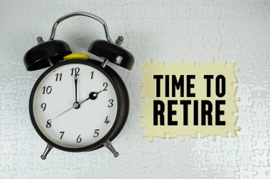 Sarı arkaplanda alarm saatiyle metni emekli etme zamanı