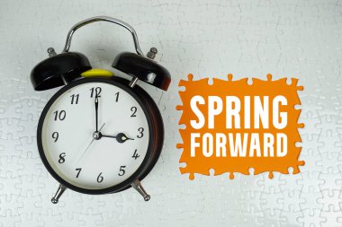 Turuncu arkaplanda alarmlı ileri bahar metni