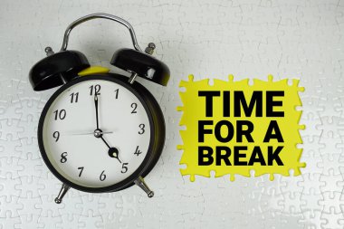 Sarı arkaplanda alarm saati olan bir mola metni zamanı