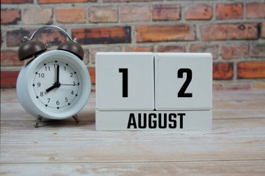 Tahta Takvim 12 Ağustos tarihini gösteriyor. 12 Ağustos Ayının Günü