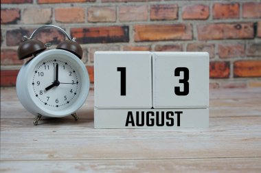 Tahta Takvim 13 Ağustos tarihini gösteriyor. 13 Ağustos 'ta.