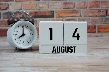 Tahta Takvim 14 Ağustos tarihini gösteriyor. 14 Ağustos Ayının Günü