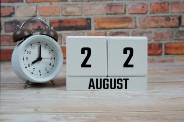 Ahşap Takvim 22 Ağustos 'u gösteriyor. 22 Ağustos 'ta.