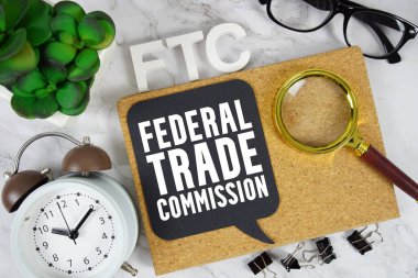 FTC Federal Ticaret Komisyonu metni alarm saati ve mermer zemin üzerindeki büyüteçle