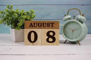 Tahta Takvim 8 Ağustos tarihini gösteriyor. 8 Ağustos 'ta.