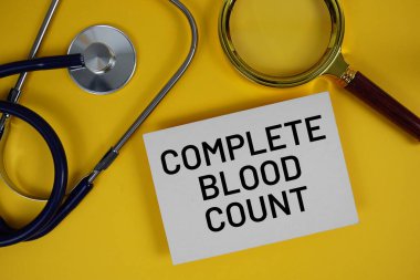 Kağıt üzerinde kan sayımı (CBC) metni ve sarı zemin üzerinde stetoskop düz yatıyordu