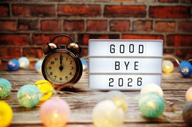 Güle güle 2026 nolu alarm saati ve LED pamuk topu süslemeli ışık kutusundaki metin