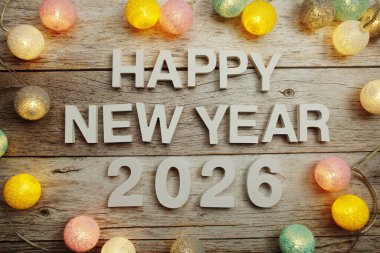 Yeni yılınız kutlu olsun. Ahşap arka planda 2026 alfabe harfleri.