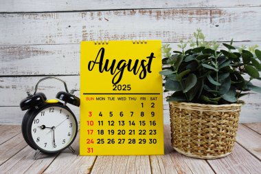 Planlama ve yönetim için yıllık aylık masa takvimi Ağustos 2025