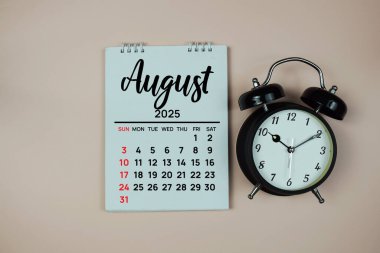 Planlama ve yönetim için yıllık aylık masa takvimi Ağustos 2025