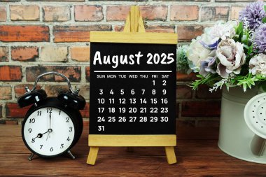 Planlama ve yönetim için yıllık aylık masa takvimi Ağustos 2025