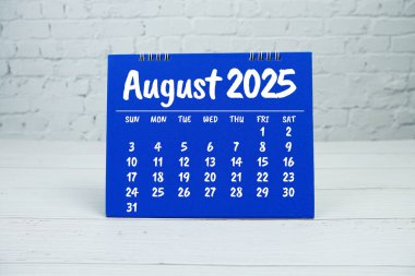 Planlama ve yönetim için yıllık aylık masa takvimi Ağustos 2025