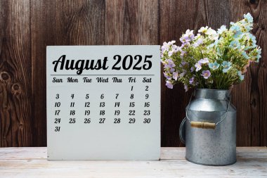 Planlama ve yönetim için yıllık aylık masa takvimi Ağustos 2025