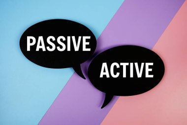 Mavi, mor ve pembe geometrik arkaplanda pasif vs Active text on speech baloncuk top view
