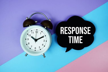 Tepki Zamanı Meseleleri konuşma baloncuğu üzerinde alarm saati üst görünümü mavi, mor ve pembe geometrik arkaplan üzerinde metin