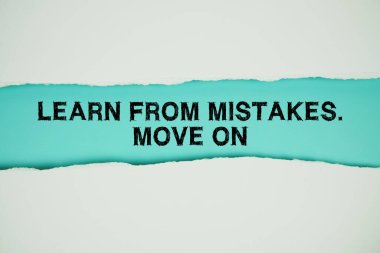 Hatalardan ders al. Yatay yırtılmış beyaz kağıt ile mavi üzerine metin taşı