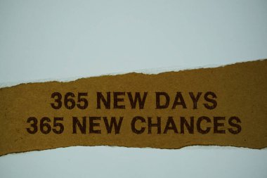 365 Yeni Gün 365 Yeni Şans metni yatay yırtılmış beyaz kağıt üzerine