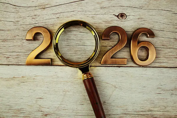 Yeni yılınız kutlu olsun. Ahşap zemin, yeni yıl hedefi ve çözünürlük konsepti üzerine büyüteç manzarası.