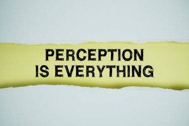 Algı: Sarı üzerine yazılmış her şey yatay yırtılmış beyaz kağıt