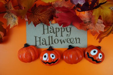 Turuncu arkaplandaki element dekorasyonlu Cadılar Bayramı metni