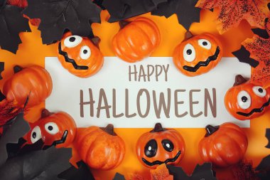 Turuncu arkaplandaki element dekorasyonlu Cadılar Bayramı metni