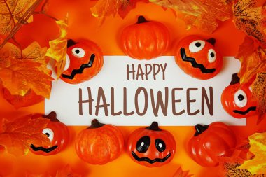 Turuncu arkaplandaki element dekorasyonlu Cadılar Bayramı metni