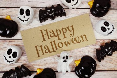 Turuncu arkaplandaki element dekorasyonlu Cadılar Bayramı metni