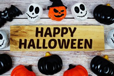 Turuncu arkaplandaki element dekorasyonlu Cadılar Bayramı metni