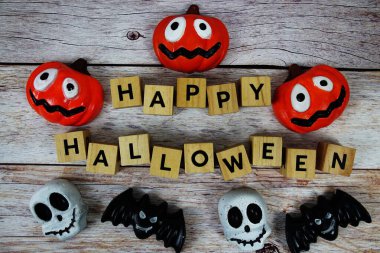 Turuncu arka planda element dekorasyonlu Cadılar Bayramı alfabesi harfleriniz kutlu olsun.