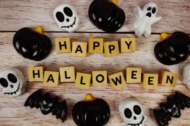 Turuncu arka planda element dekorasyonlu Cadılar Bayramı alfabesi harfleriniz kutlu olsun.