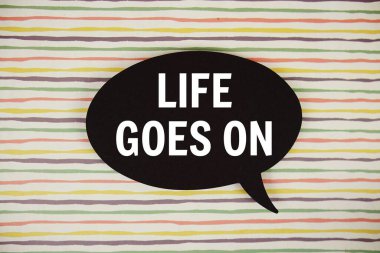 Yaşam renkli arkaplanda konuşma baloncuğu üst görünümü olan metinde gider