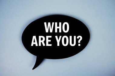 Kimsin sen? Mavi arkaplanda konuşma baloncuğu görünümlü metin