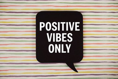 Sadece renkli çizgili arkaplanda konuşma baloncuğu olan pozitif titreşimler