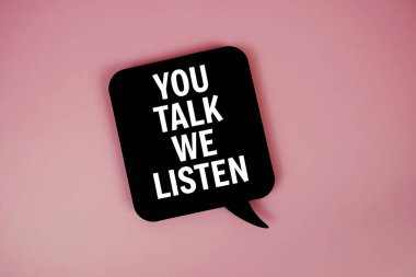 Sen konuşuyorsun Biz pembe arkaplanda konuşma baloncuğu ile metni dinliyoruz