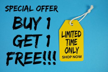 1 alana 1 bedava! Mavi arkaplanda fiyat etiketi olan özel teklif